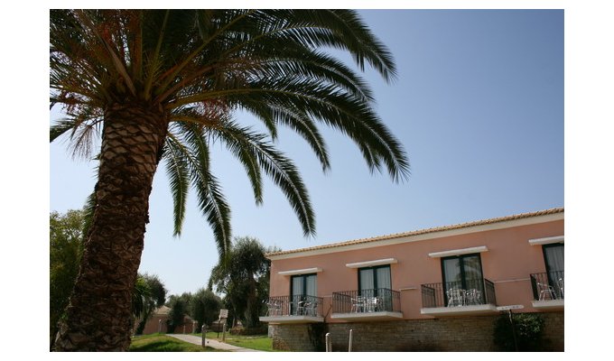 Votre Séjour en Grèce, en hébergement 8j/7 nuits à l'hôtel en formule Tout inclus en chambre avec vue sur l'arrière pays. Hôtel Corcyra Beach.