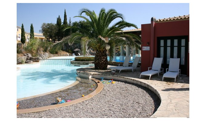 Votre Séjour en Grèce, en hébergement 8j/7 nuits à l'hôtel en formule Tout inclus en chambre avec vue sur l'arrière pays. Hôtel Corcyra Beach.