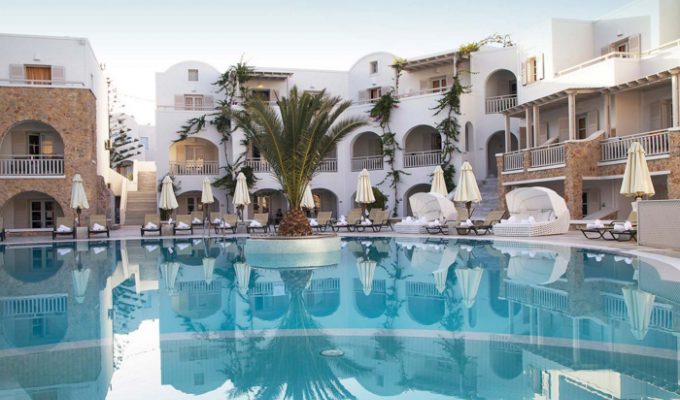 Votre Séjour dans les Cyclades, en hébergement 8j/7 nuits à l'hôtel avec petit déjeuner en chambre Standard. Aegean Plaza Hotel.