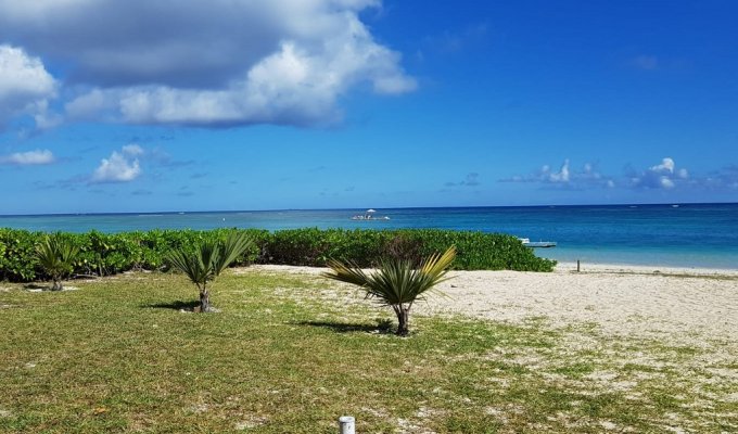 Location Villa Ile Maurice pieds dans l'eau sur la plage de Trou Aux Biches proche Grand Baie avec personnel 