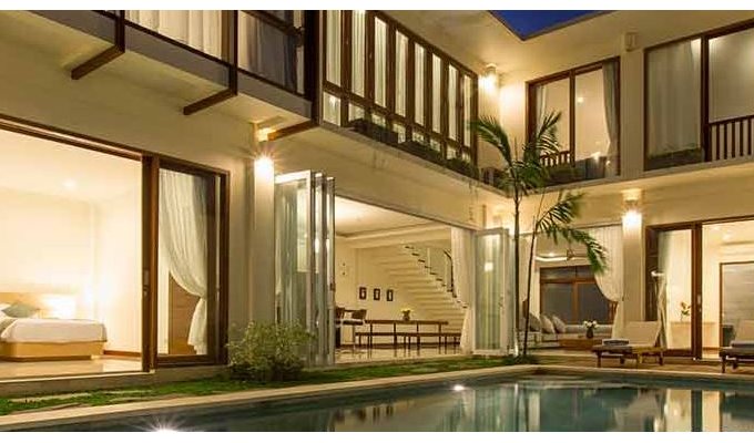 Location villa Bali Seminyak piscine privée au bord de la mer avec personnel inclus