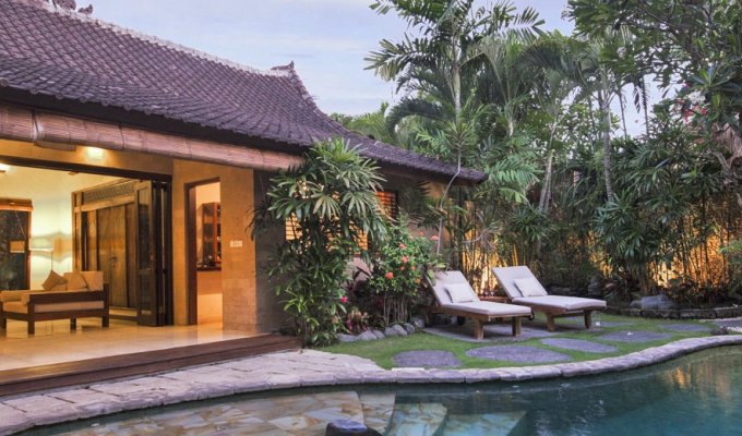 Location villa Bali Seminyak piscine privée au bord de la mer avec personnel inclus