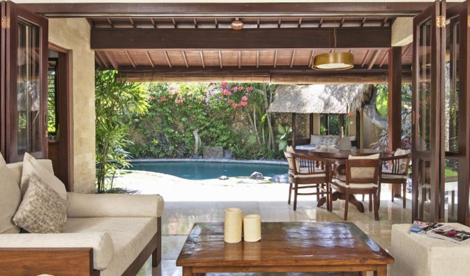 Location villa Bali Seminyak piscine privée au bord de la mer avec personnel inclus