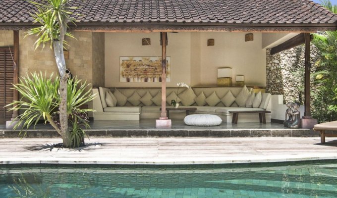 Location villa Bali Seminyak piscine privée au bord de la mer avec personnel   