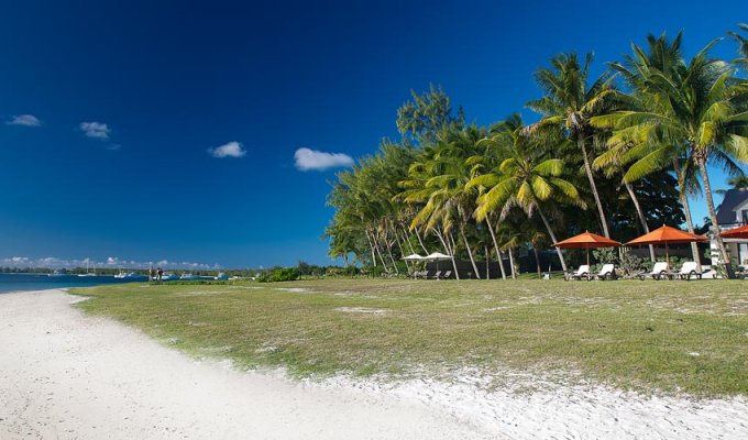 Location villa Ile Maurice Pieds dans l'eau sur la plage de Trou aux Biches avec personnel  