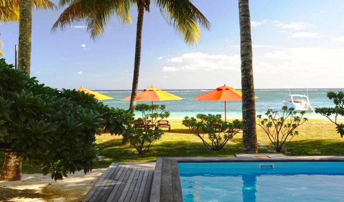 Location villa Ile Maurice Pieds dans l'eau sur la plage de Trou aux Biches avec personnel  