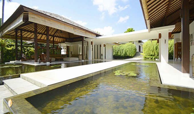 Location Villa Canggu Bali avec piscine privée proche de la plage et personnel 