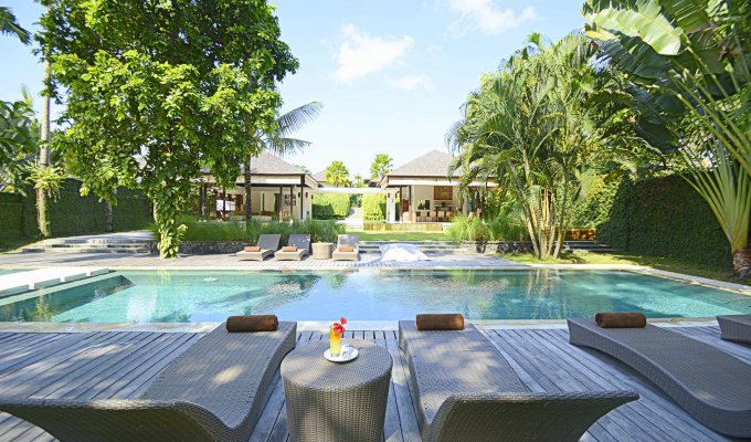 Location Villa Canggu Bali avec piscine privée proche de la plage et personnel 