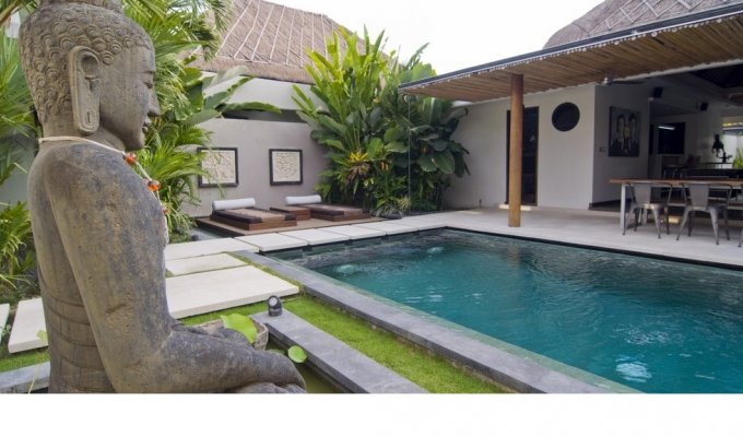 Location villa Bali Seminyak piscine privée au bord de la mer avec personnel  