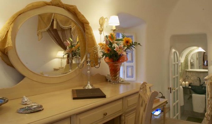 Location villa de luxe à Santorin, avec jacuzzi et vue sur la mer.