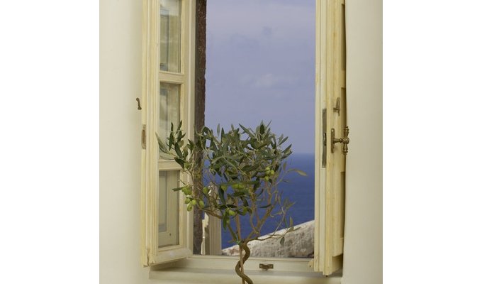 Location Villa de Luxe Santorin, avec piscine chauffée intérieure et vue sur la mer.