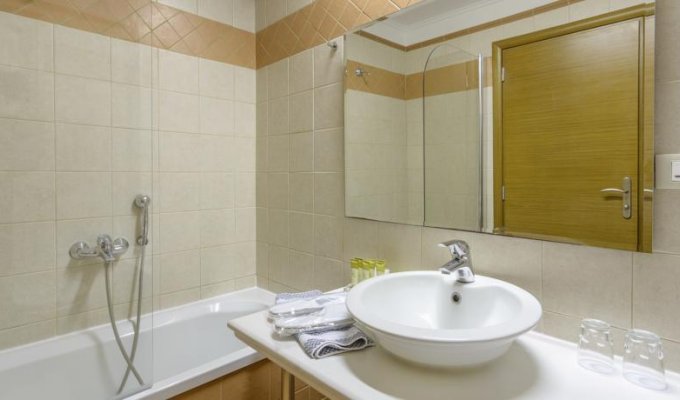 Votre Séjour en Grèce, en hébergement 8j/7 nuits à l'hôtel avec petit déjeuner en chambre standard. 	