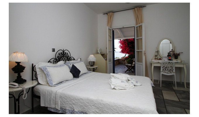 Votre Séjour dans les Cyclades, en hébergement 8j/7 nuits à l'hôtel en formule petit-déjeuner en chambre standard.