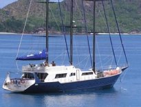 monocoque SY STS 130' seychelles